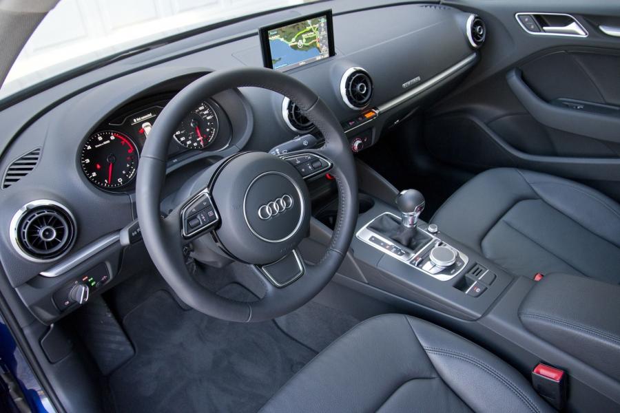 Торпедо Audi A3 Sedan 2.0T Quattro (8V) 2014 года  (NA) (фото 10 из 88)
